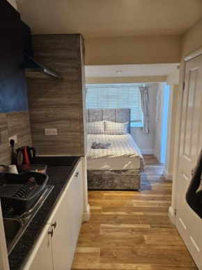 Entire en-suite room in Windsor home with free parking